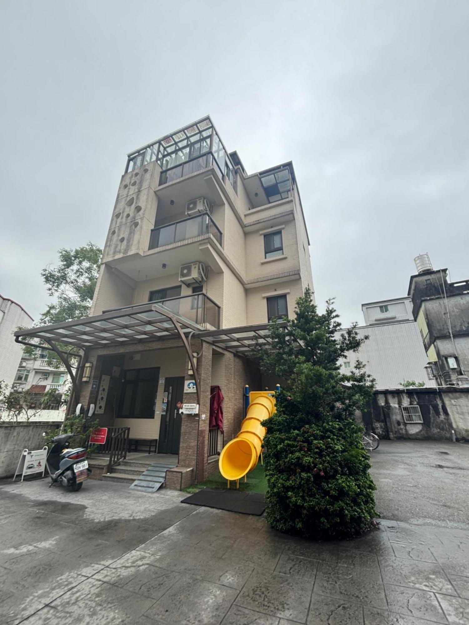羅東木村電梯民宿: Cloud Comfort with Free Laundry & Starbucks Coffee Luodong Exterior photo