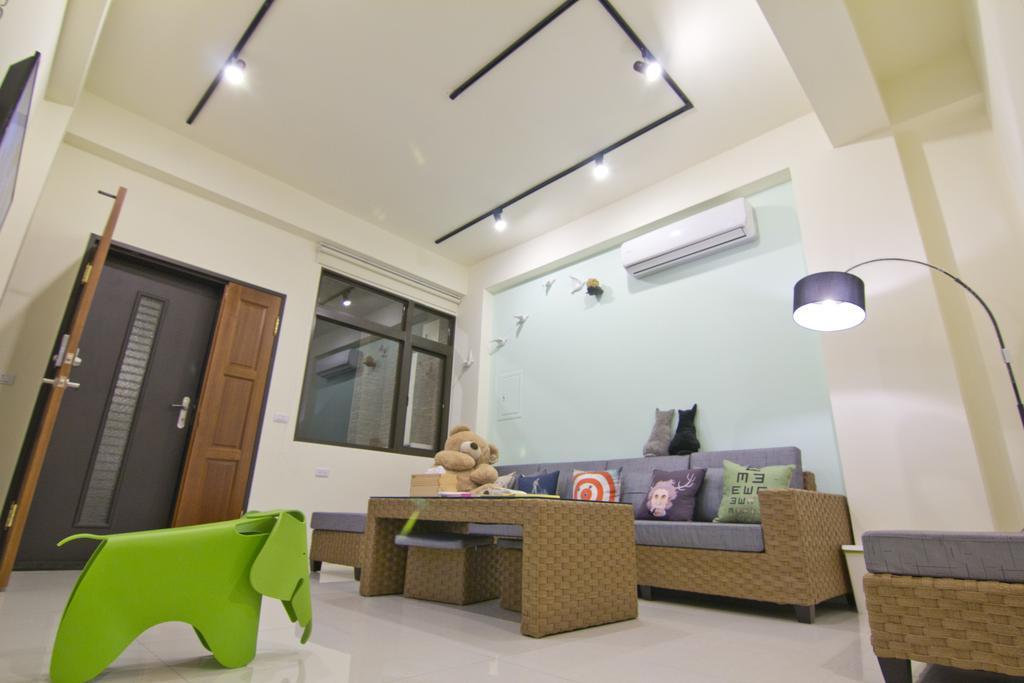 羅東木村電梯民宿: Cloud Comfort with Free Laundry & Starbucks Coffee Luodong Exterior photo